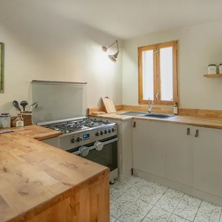 וילה Cozy Oasis With Lovely Backyard In